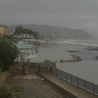 Maltempo a Diano Marina le spiagge di Borgo Paradiso finiscono di nuovo sott’acqua