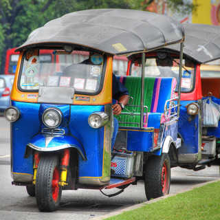 LA GRAFFIATA. Taxi bloccati nel traffico di Imperia: tutti sul tuc tuc
