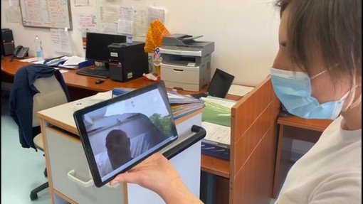 Coronavirus, al San Martino di Genova avviato il progetto dedicato all’uso dei tablet tra medici e pazienti (Video)