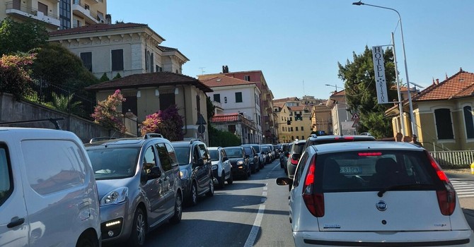 Incidente a Imperia, motociclista di 49 anni ferito agli occhi dopo una caduta: lunghe code Incidente a Imperia, motociclista di 49 anni ferito agli occhi dopo una caduta: lunghe code