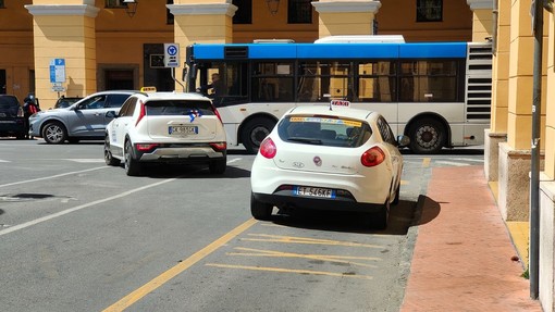Imperia,  tassista restituisce la licenza: &quot;Situazione insostenibile, torno a lavorare a Sanremo&quot;