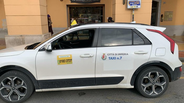 Taxi,  polemica sul “numero unico”: utenti confusi e operatori sul piede di guerra