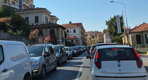 Incidente a Imperia, motociclista di 49 anni ferito agli occhi dopo una caduta: lunghe code Incidente a Imperia, motociclista di 49 anni ferito agli occhi dopo una caduta: lunghe code
