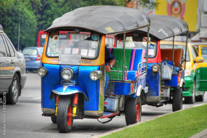 LA GRAFFIATA. Taxi bloccati nel traffico di Imperia: tutti sul tuc tuc