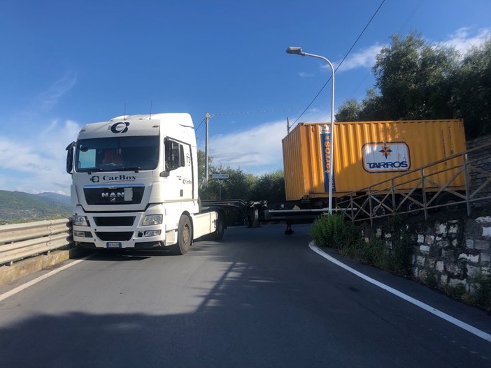 Imperia, tir bloccato in via Fanny Roncati Carli: il navigatore manda in tilt l'autista (foto) Imperia, tir bloccato in via Fanny Roncati Carli: il navigatore manda in tilt l'autista (foto)