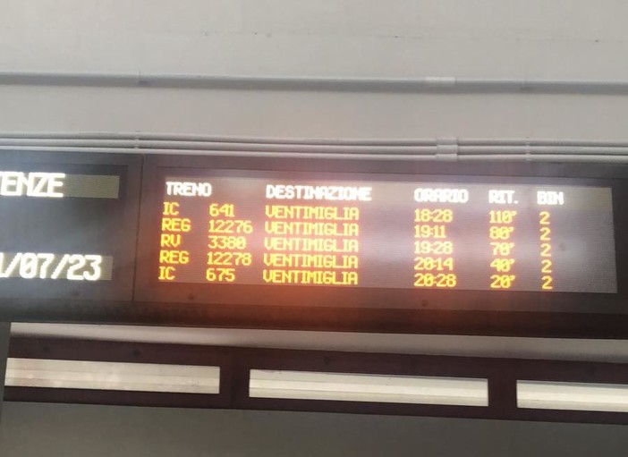 Si sdraia sui binari alla stazione di Albenga: treni in ritardo nel Ponente