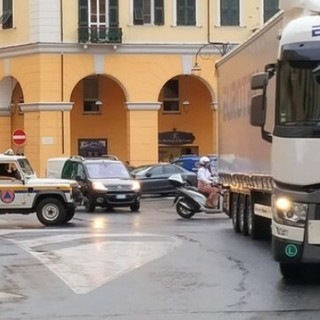 Traffico pesante da Oneglia a Porto Maurizio: il Comune avvia la fase operativa