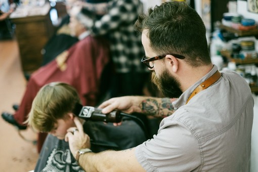 Vita da mamma: l'appuntamento con il taglio dei capelli ai bambini, ovvero il momento più temuto da ogni parrucchiere
