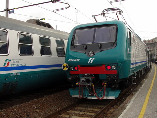 Loano, mezzo bloccato nel passaggio a livello di via Martiri della Libertà: treni in tilt