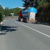 Pornassio, tir resta incastrato: sulla 28 si viaggia a senso unico alternato (foto e video) Pornassio, tir resta incastrato: sulla 28 si viaggia a senso unico alternato (foto e video)