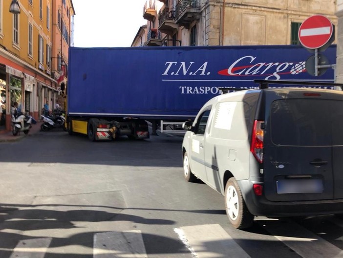 Imperia, tir rimane incastrato in via De Sonnaz: intervento della Polizia Municipale per ripristinare la viabilità