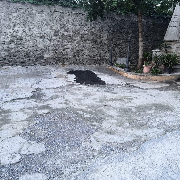 A Borgo d'Oneglia un 'tappullo' d'asfalto sulla pavimentazione, la minoranza: "La toppa è peggio del buco"