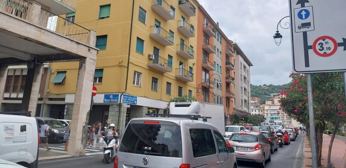 LA RIFLESSIONE. Il traffico croce (soprattutto) e 'delizia' di Imperia