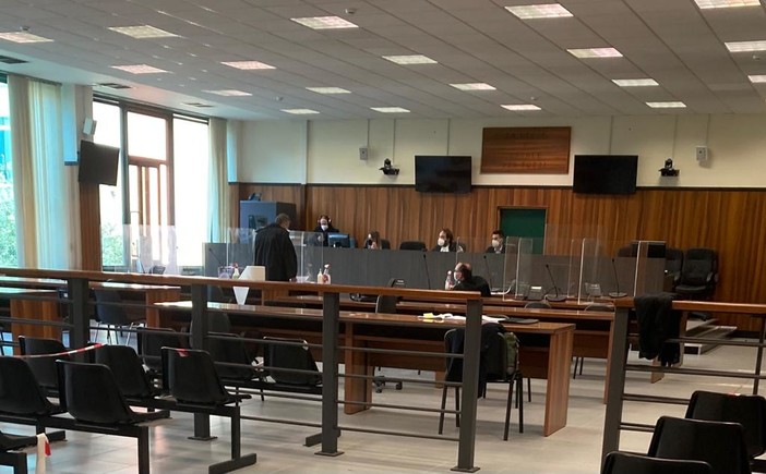 Imperia, rubano all'Ovs e accusano il direttore di averle picchiate: chiesta la condanna a 3 anni per calunnia