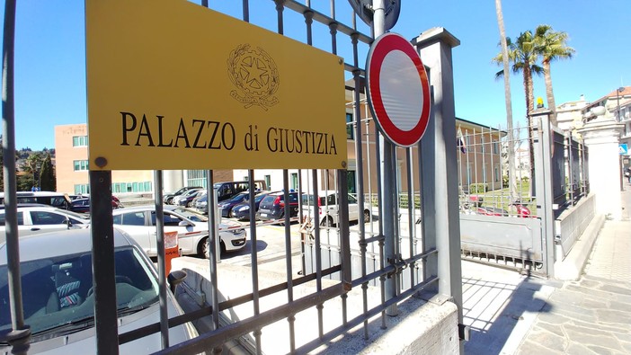 Autista Rt picchia ragazzino per una risposta ineducata e viene preso a pugni dal padre: entrambi finiscono in Tribunale a Imperia