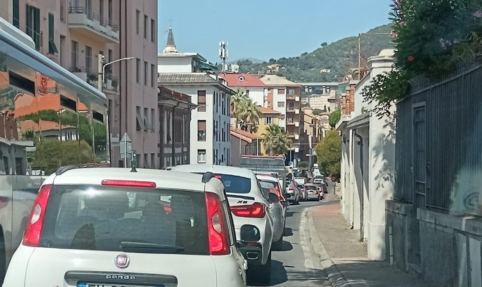 Mobilità a Imperia,  sondaggio del Pd: "Ritardi e disagi  disincentivano l'uso dei mezzi pubblici"
