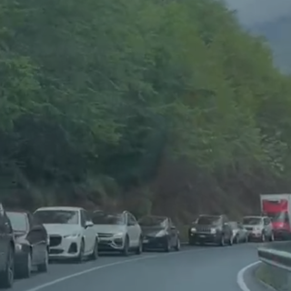 Rientro tra Liguria e Piemonte, traffico in tilt sulla Statale 28: lunghe code tra Pieve di Teco e Nava (video)