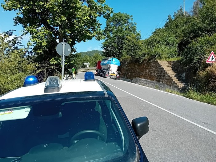 Pornassio, riaperta al traffico la Statale 28 bloccata da un tir Pornassio, riaperta al traffico la Statale 28 bloccata da un tir
