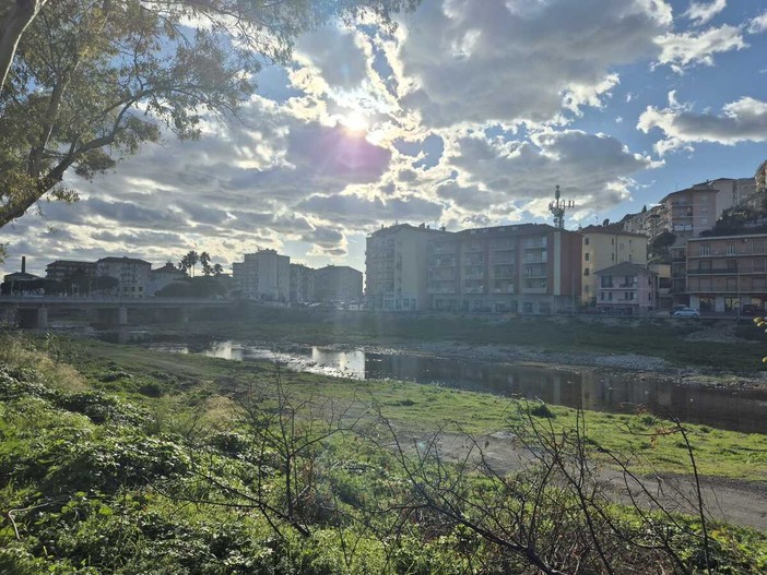 ACCADDE OGGI, 8 GENNAIO 1999. Posti auto introvabili a Oneglia: Il greto dell’Impero diventa parking abusivo ACCADDE OGGI, 8 GENNAIO 1999. Posti auto introvabili a Oneglia: Il greto dell’Impero diventa parking abusivo