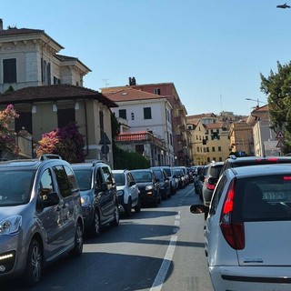 Incidente a Imperia, motociclista di 49 anni ferito agli occhi dopo una caduta: lunghe code