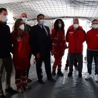 Coronavirus: visita presidente Toti a compound CRI al San Martino: “Allestito in tempo record, serve per garantire maggiore capacità di accoglienza al pronto soccorso”