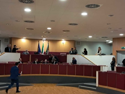 Riforma sanitaria regionale  è caos in consiglio, l'opposizione lascia l’aula: le motivazioni (video)