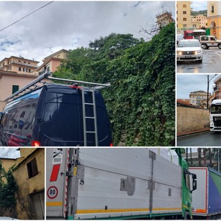 Autostrada chiusa, tir sulle strade del centro. L'ira di automobilisti e autisti: "Dove sono i vigili?" (foto e video)