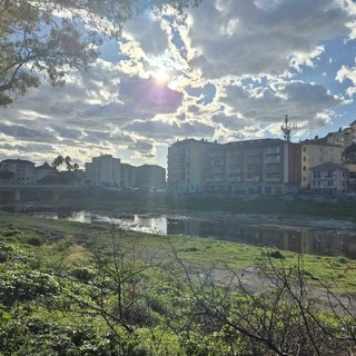 ACCADDE OGGI, 8 GENNAIO 1999. Posti auto introvabili a Oneglia: Il greto dell’Impero diventa parking abusivo