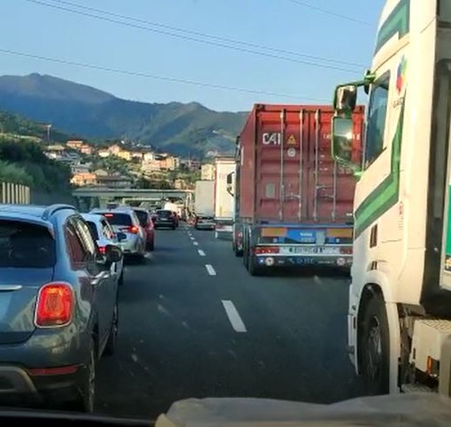 Caos autostrade, ambulanza della Croce Bianca di Imperia con a bordo un bambino costretta allo slalom tra auto e tir ad Arenzano (video)