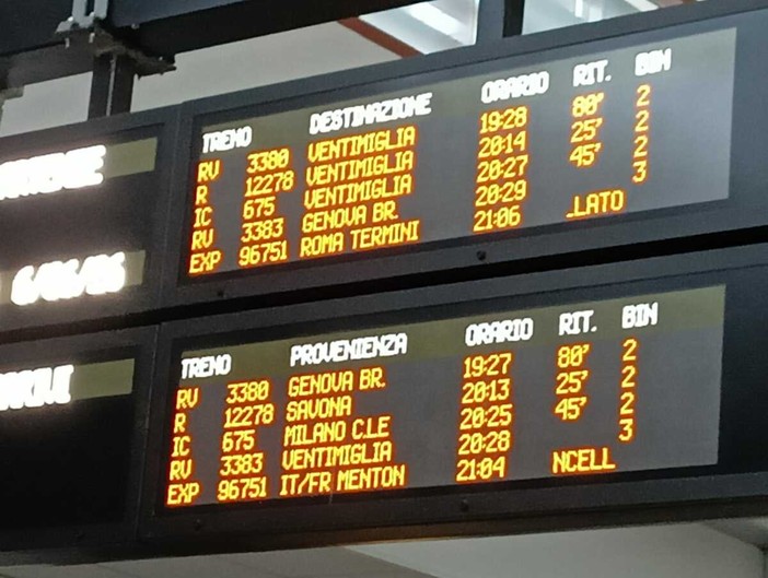 Viaggio da incubo verso il Ponente: treni nel caos, oltre un'ora e mezza di ritardi