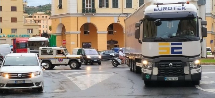 Traffico pesante da Oneglia a Porto Maurizio: il Comune avvia la fase operativa Traffico pesante da Oneglia a Porto Maurizio: il Comune avvia la fase operativa