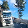 Un tir incastrato sui tornanti di Nava