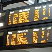 Viaggio da incubo verso il Ponente: treni nel caos, oltre un'ora e mezza di ritardi