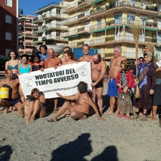 San Bartolomeo al Mare: il 2026 si apre con il tradizionale “Tuffo della Befana”