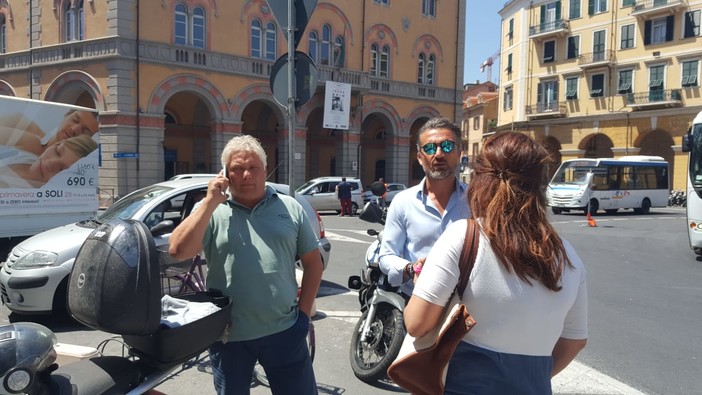 Imperia: caos a Oneglia per i lavori in via Des Geneys, sul posto l'Assessore Gagliano "Non è successo niente, domani tutto nella normalità" (Foto e Video) Imperia: caos a Oneglia per i lavori in via Des Geneys, sul posto l'Assessore Gagliano "Non è successo niente, domani tutto nella normalità" (Foto e Video)