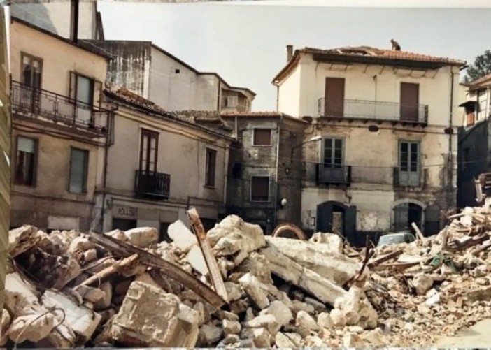 ACCADDE OGGI, 14 AGOSTO 1981. La Provincia in soccorso ai terremotati: devoluti 163 milioni di lire per costruire un ospedale prefabbricato nel Salernitano ACCADDE OGGI, 14 AGOSTO 1981. La Provincia in soccorso ai terremotati: devoluti 163 milioni di lire per costruire un ospedale prefabbricato nel Salernitano