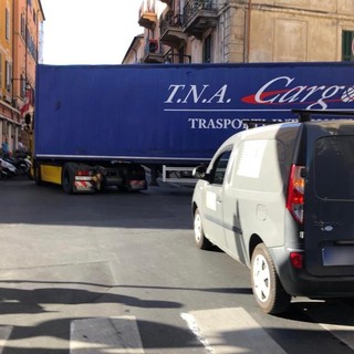 Imperia, tir rimane incastrato in via De Sonnaz: intervento della Polizia Municipale per ripristinare la viabilità