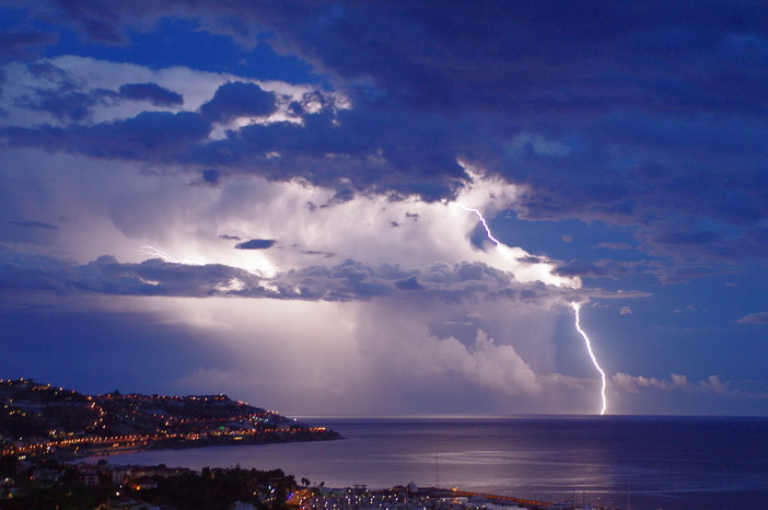 Meteorologia: da stanotte alle 3 a domani alle 15 Allerta Meteo 'Gialla' per temporali anche sull'imperiese Meteorologia: da stanotte alle 3 a domani alle 15 Allerta Meteo 'Gialla' per temporali anche sull'imperiese
