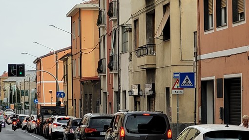 Una città prigioniera del traffico, 'Imperia senza padroni' propone soluzioni: “Tutte ignorate dall’Amministrazione”