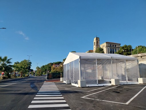 Sul lungomare Vespucci la tensostruttura che ospiterà la navetta a guida autonoma Sul lungomare Vespucci la tensostruttura che ospiterà la navetta a guida autonoma
