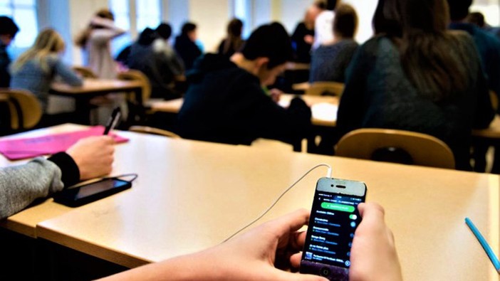 Telefonini vietati in classe, i presidi: "Strumenti utili, i rgazzi vanno educati all'uso corretto"