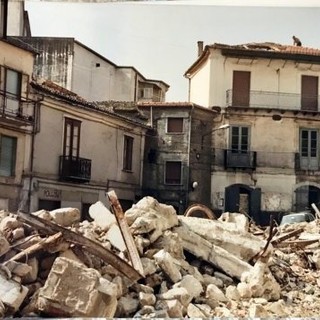ACCADDE OGGI, 14 AGOSTO 1981. La Provincia in soccorso ai terremotati: devoluti 163 milioni di lire per costruire un ospedale prefabbricato nel Salernitano