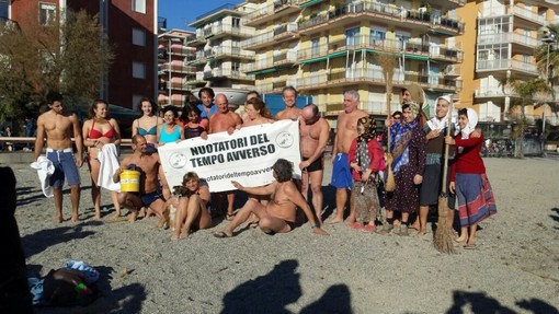 San Bartolomeo al Mare: il 2026 si apre con il tradizionale “Tuffo della Befana” San Bartolomeo al Mare: il 2026 si apre con il tradizionale “Tuffo della Befana”