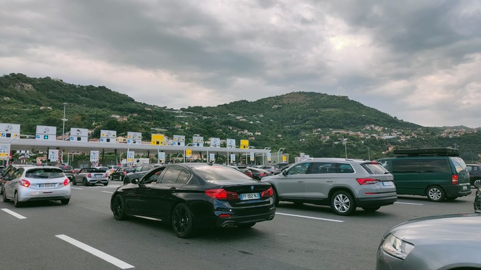 Rientro dalle vacanze, prime code al confine con la Francia: 6 km di rallentamenti