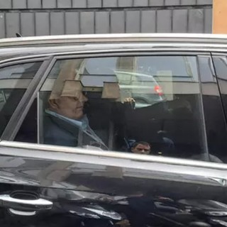 Il presidente Giovanni Toti sull'auto della Guardia di Finanza (foto Ansa)