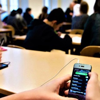 Telefonini vietati in classe, i presidi: "Strumenti utili, i rgazzi vanno educati all'uso corretto"