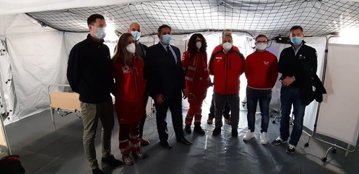 Coronavirus: visita presidente Toti a compound CRI al San Martino: “Allestito in tempo record, serve per garantire maggiore capacità di accoglienza al pronto soccorso” Coronavirus: visita presidente Toti a compound CRI al San Martino: “Allestito in tempo record, serve per garantire maggiore capacità di accoglienza al pronto soccorso”
