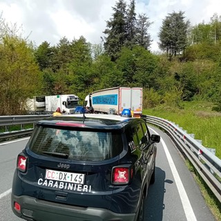Statale 28, traffico bloccato per tir in avaria (foto e video)