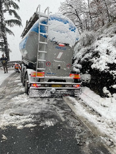 Tir di traverso a Nava, l'autista: &quot;Il mezzo era in transito regolare, la strada doveva essere chiusa&quot;