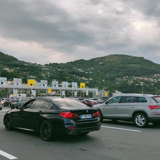 Rientro dalle vacanze, prime code al confine con la Francia: 6 km di rallentamenti